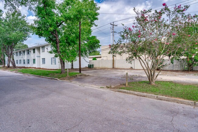 Foto del edificio - Charming 1-bedroom, 1-bath apartment located in the highly sought-after Rosewood area! - Apt 8