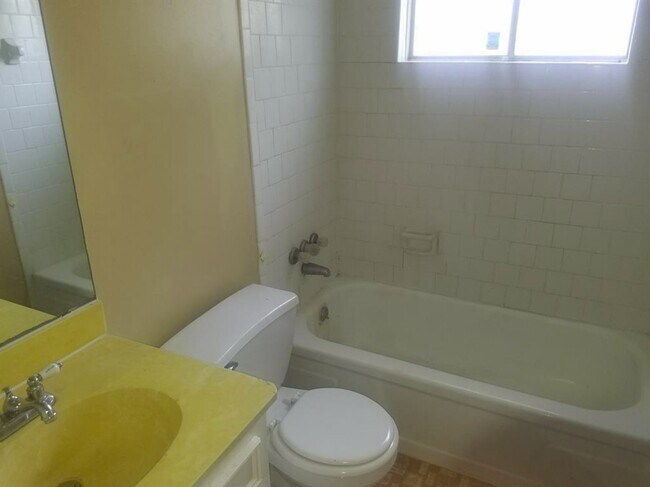 Foto del edificio - 9330 Tooley Dr