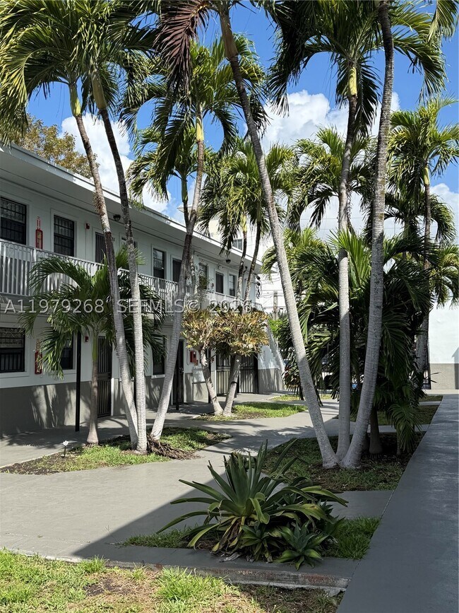 Building Photo - 3090 Douglas Rd