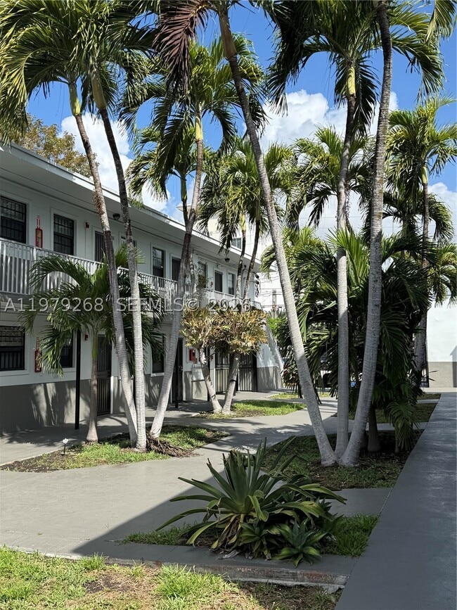 Building Photo - 3090 Douglas Rd