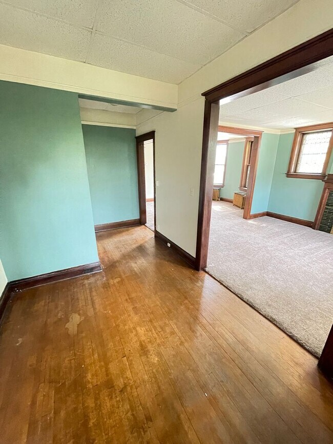 Foto del edificio - AVAILABLE AUGUST - 2 Bedroom 1 Bath Lower ...