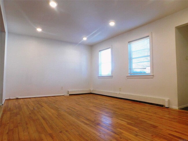 Building Photo - 377 Beachview St