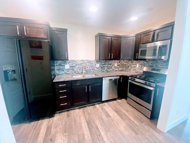Building Photo - 3 Bed x 2 Bath Townhome -2 car garage -  1...