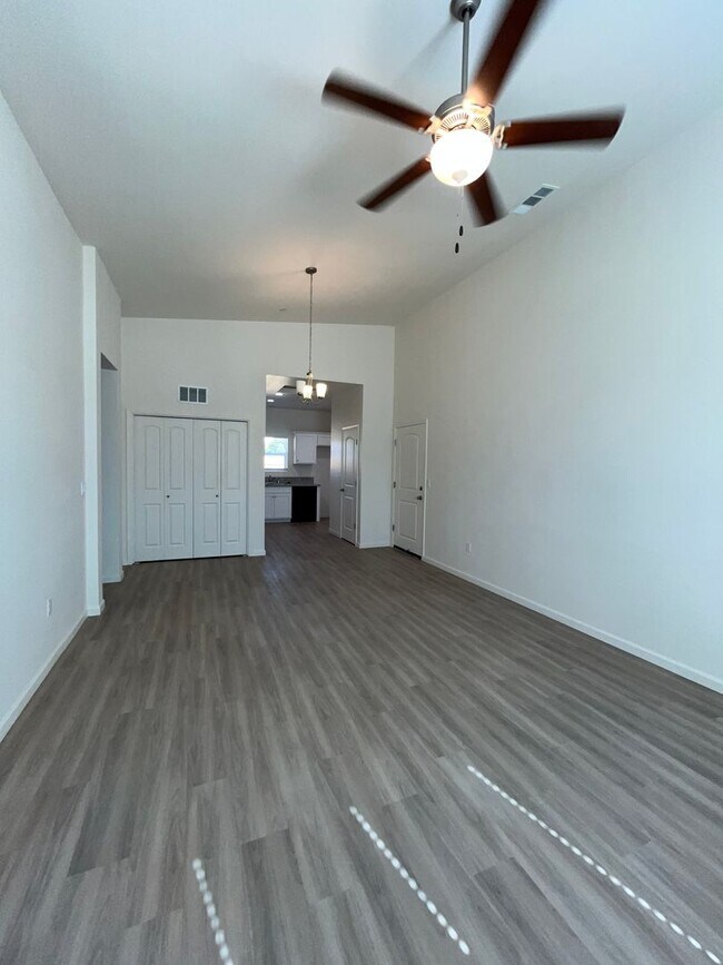 Building Photo - 4112-4116 E Kaweah Ave