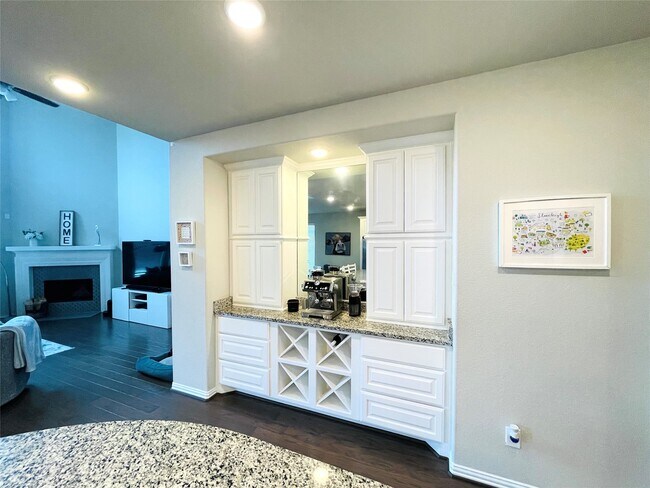 Foto del edificio - 3714 Lake Falls Dr