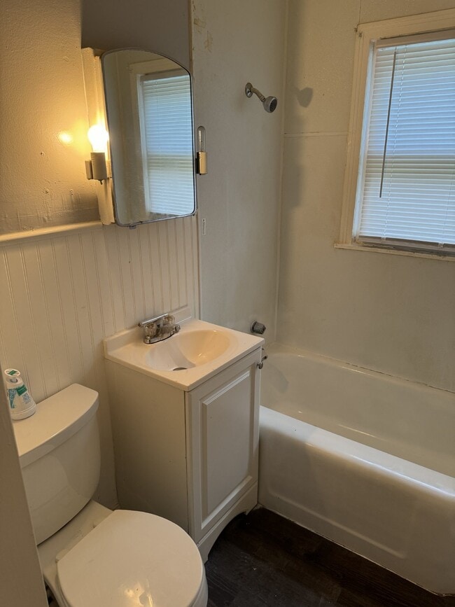 Building Photo - Nice 2 Bedroom 1 Bath Single Family on a Q...