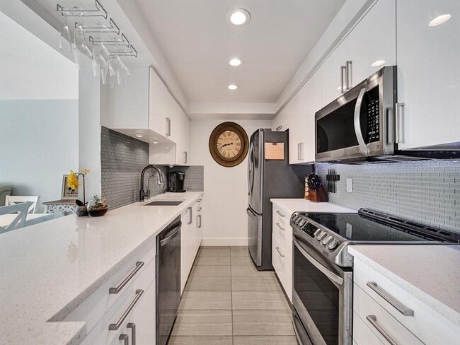 Foto del edificio - 1101 River Reach Dr