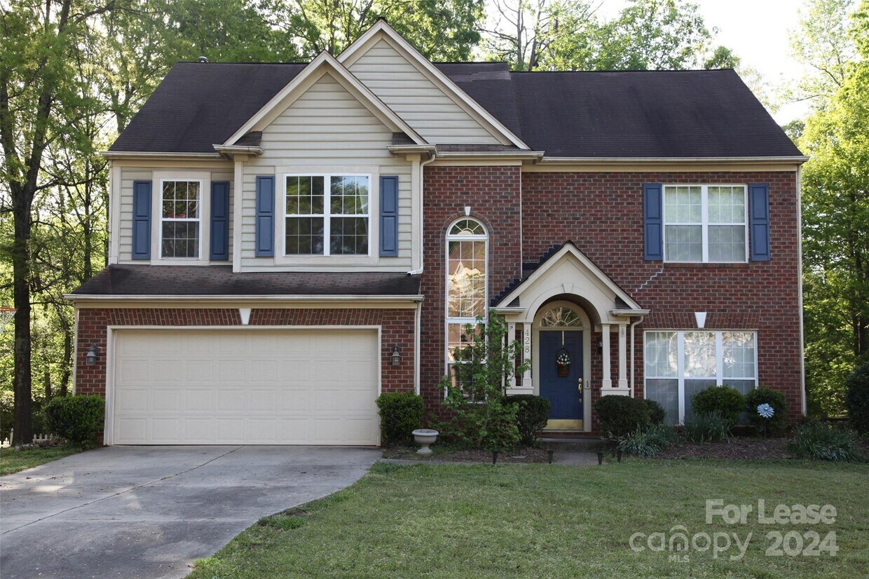 Foto principal - 428 River Banks Rd