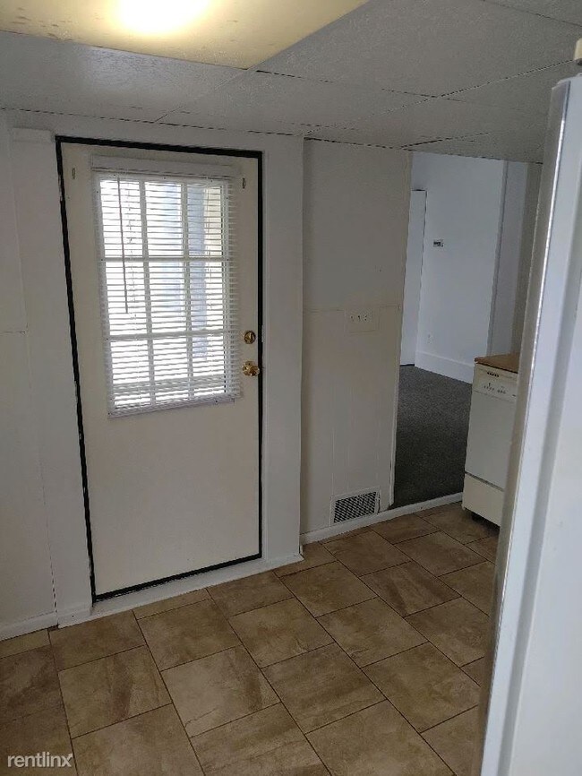 Building Photo - 1 br, 1 bath Duplex - 211 W Henry St