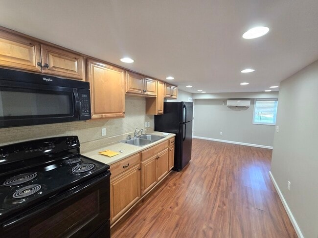 Building Photo - 4094 University Dr