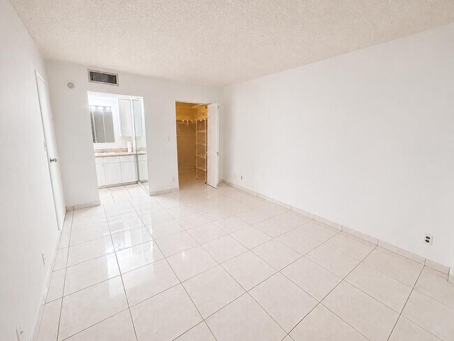 Building Photo - 17021 N Bay Rd