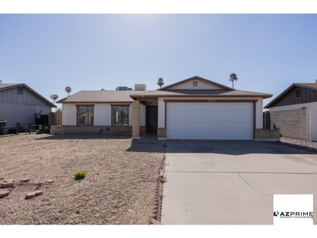 Foto del edificio - A distinguished 3/1 Phoenix Rental Combines Timeless Design, Modern Updates, and a Prime Paradise Va