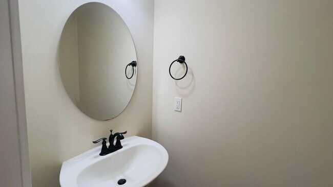 Foto del edificio - 4 bedroom 2.5 bathroom townhome located in...