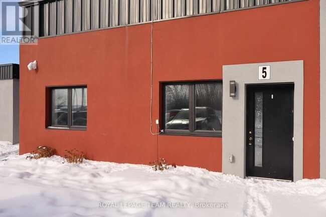 Building Photo - 3880 7 Rd