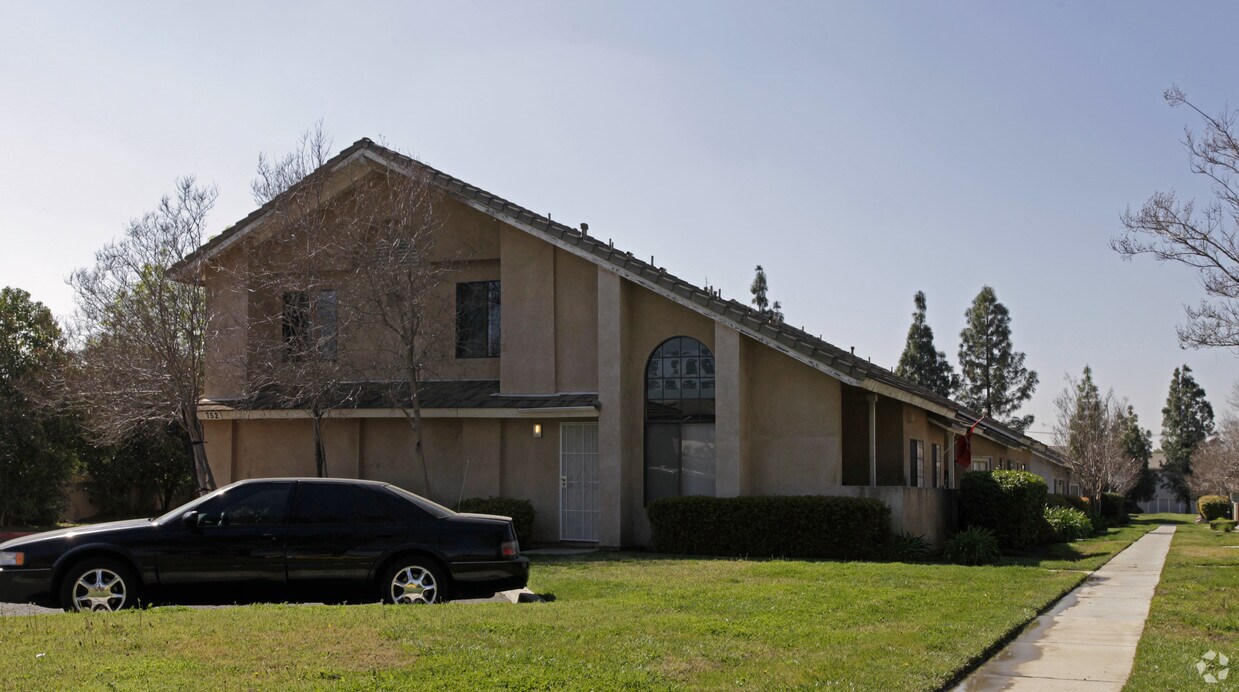 Building Photo - 746-750 Jaguar Way