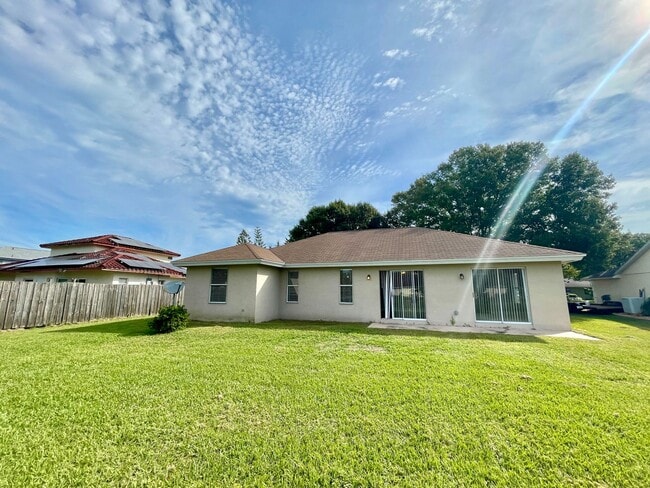 Foto del edificio - Cute 4/2 EAST Orlando Home in Wedgefield!