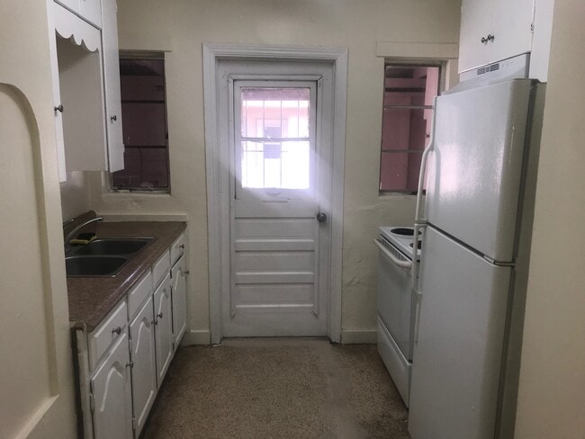 Windowed Kitchen - 605 S 6th St