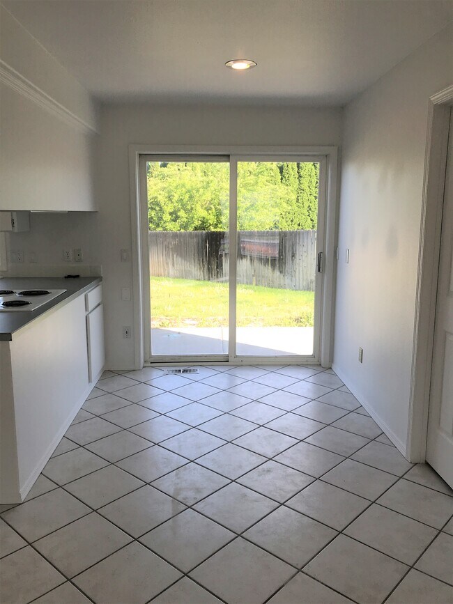 Breakfast Nook - 302 W Canyon Lakes Dr