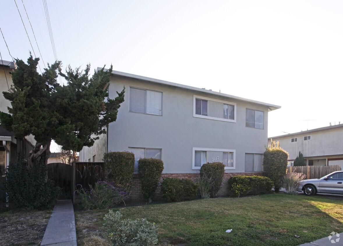 Building Photo - 2117 Sahara Way