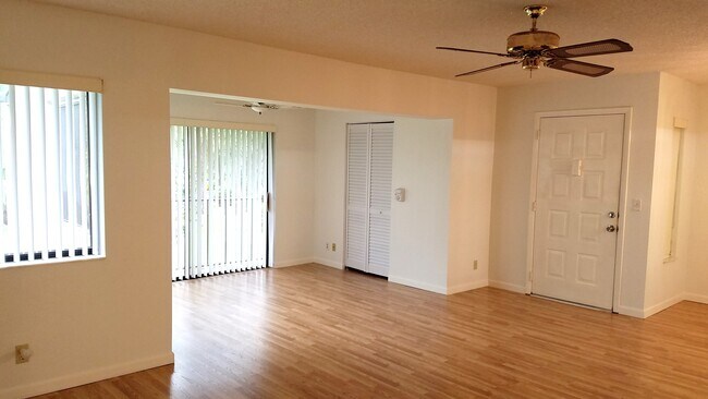 Foto del edificio - 537 Shady Pine Way