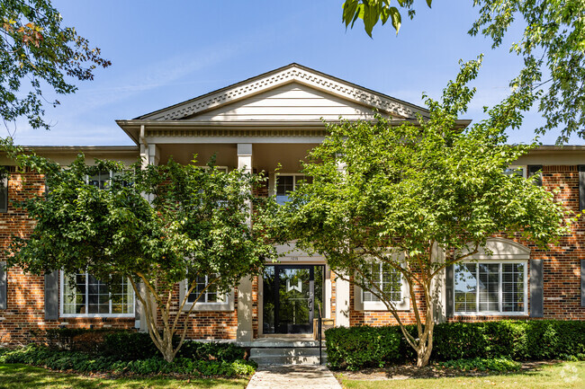 Entrada del edificio - Woodbury Gardens Apartments & Townhomes