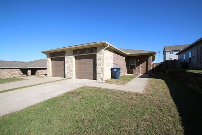 Building Photo - ((FREE DECEMBER RENT)) Picture PERFECT 3/2...