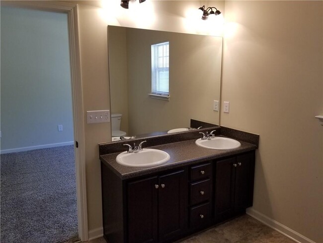 Building Photo - 609 Oakside Pl