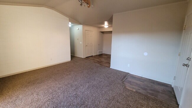 Foto del edificio - "Charming 3-Bed, 2-Bath Top Floor Condo in...