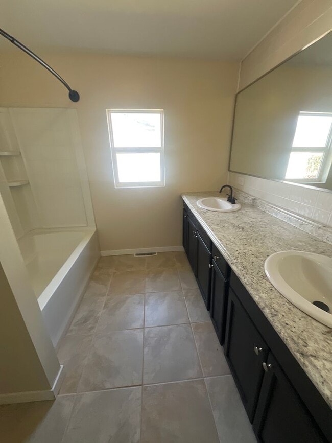 Building Photo - 2 Bedroom, 1 Bath home with 1 car garage