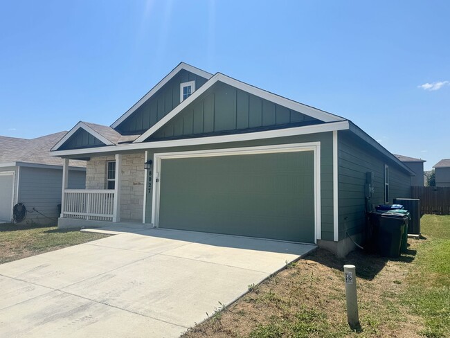 Building Photo - Move-In Ready Modern Home with Open Layout...
