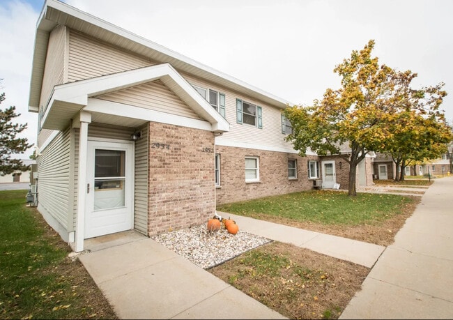 Building Photo - Hickory Drive & Pinecrest Community