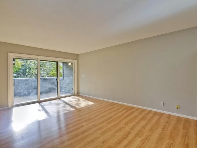 Building Photo - Well-Maintained 2 Bed, 2 Bath Condo w/ In ...