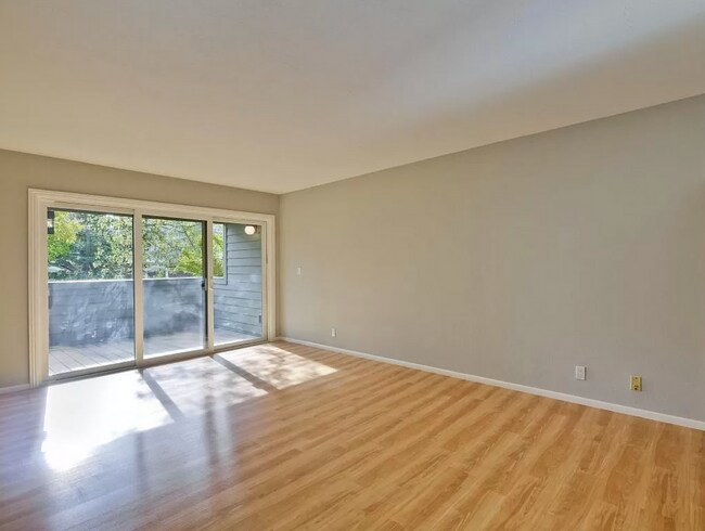 Foto del edificio - Well-Maintained 2 Bed, 2 Bath Condo w/ In ...