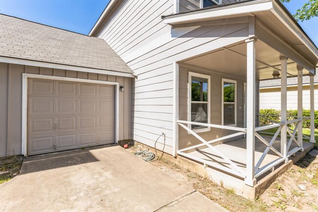 Building Photo - 1107 E 3rd St