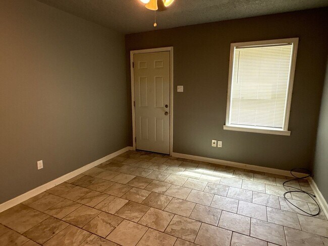Foto del edificio - Newly Refreshed 1 bedroom 1 bathroom Duplex - $99 Move In Special