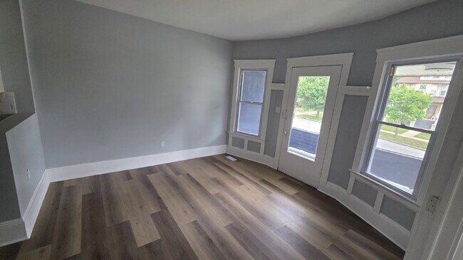 Building Photo - Exquisite 4 bed 3 bath with Air Conditioning