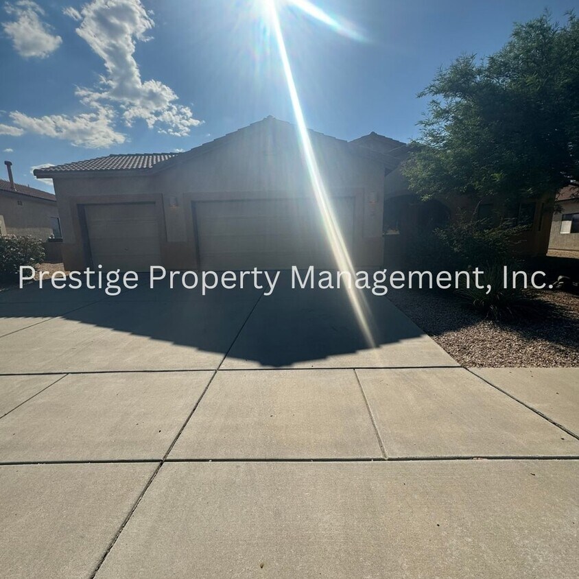 Foto principal - Beautiful Home with 3 Car Garage in Sonoran Ranch!