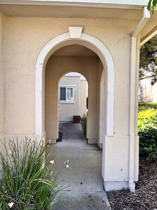 Foto del edificio - Beautiful Water Views! This 3 BD, 2 BA Gle...
