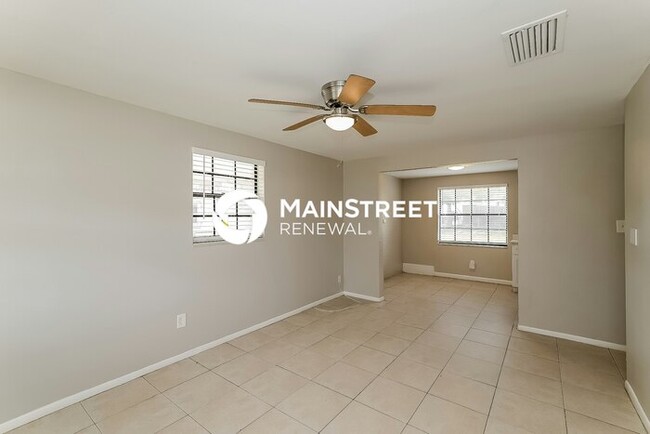 Building Photo - 3 Bedroom Pet-Friendly Home in Tampa, FL with Main Street Renewal