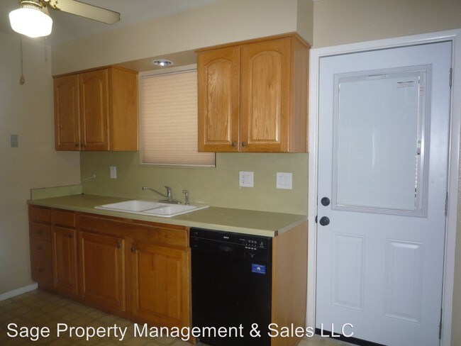 Foto del edificio - 3 br, 2 bath House - 1661 N. Circle Dr.