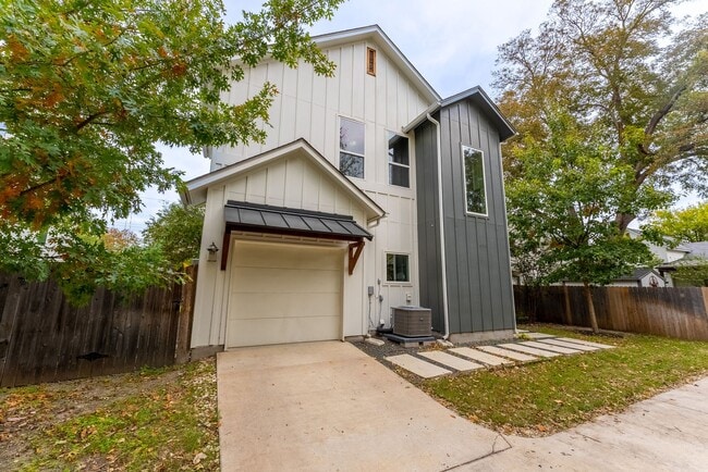 Building Photo - Modern 3 bed / 2.5 bath home in East Austin
