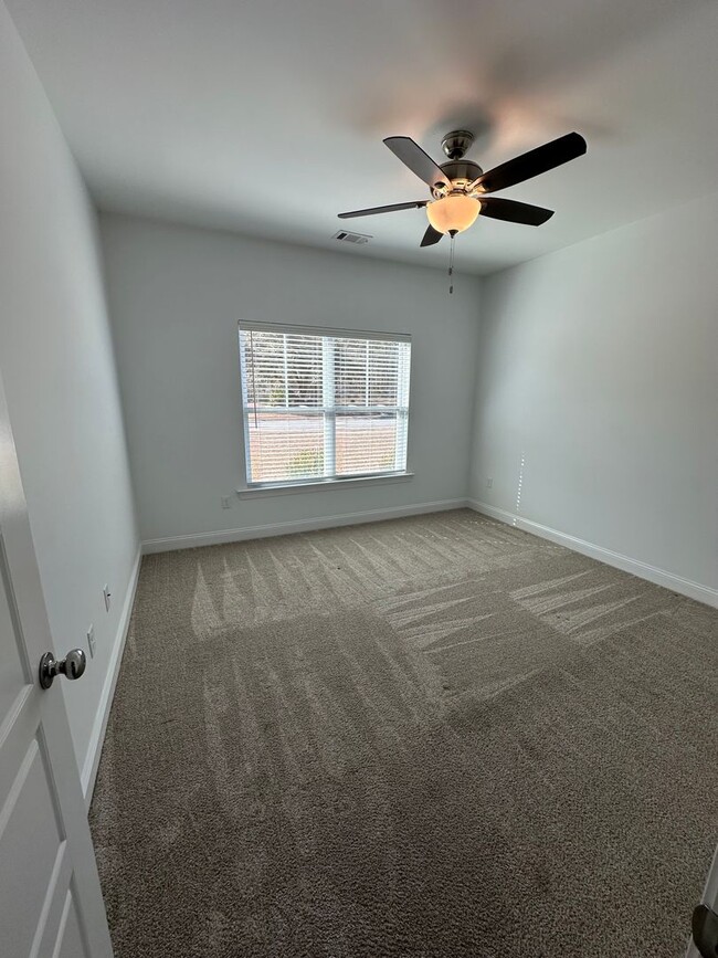 Building Photo - Beautiful 5 bed/3 bath home in Blandford Crossing