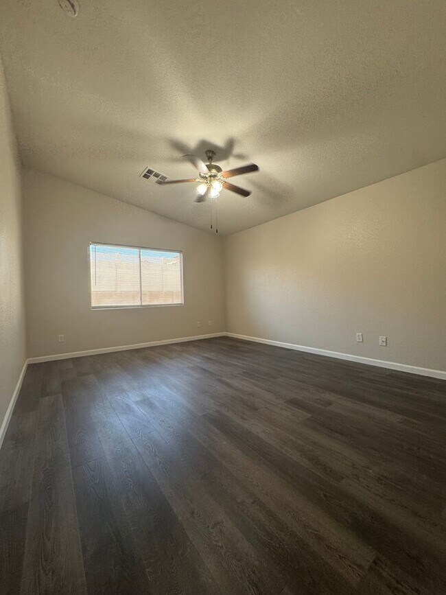 Building Photo - 1 story home, 3 bedrooms, 2 bathrooms, 2 c...