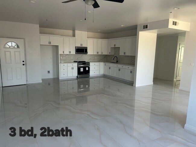 Foto del edificio - 8153 Banana Ave