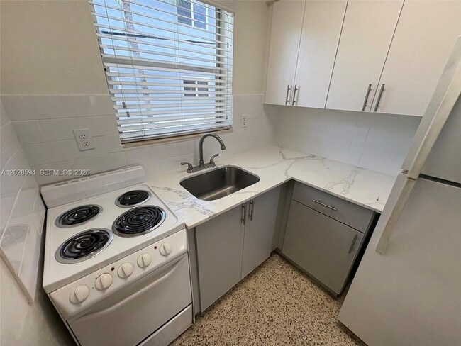 Foto del edificio - 320 W 10th St