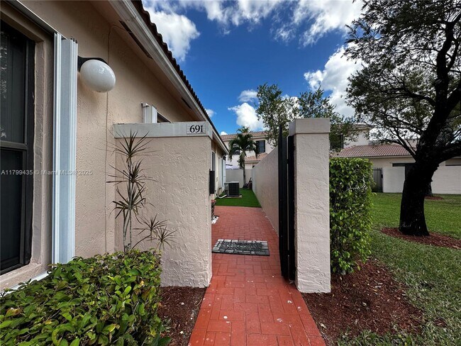 Building Photo - 691 SW 158th Way