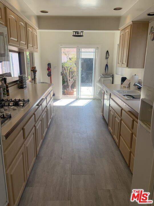 Foto del edificio - 7210 Alverstone Ave