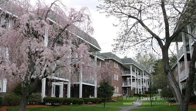 Building Photo - 2 Bd on Queensway, Photos