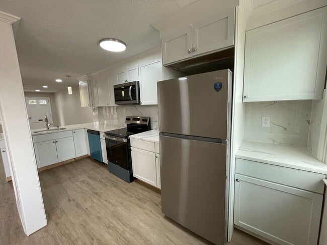 Building Photo - 3 Bedroom Renovated Townhouse