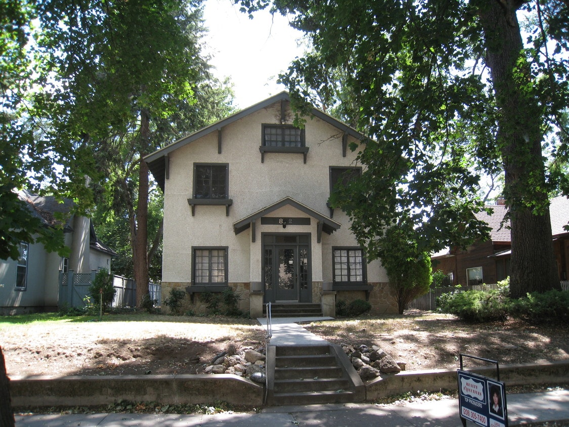 Primary Photo - 812 6th Ave